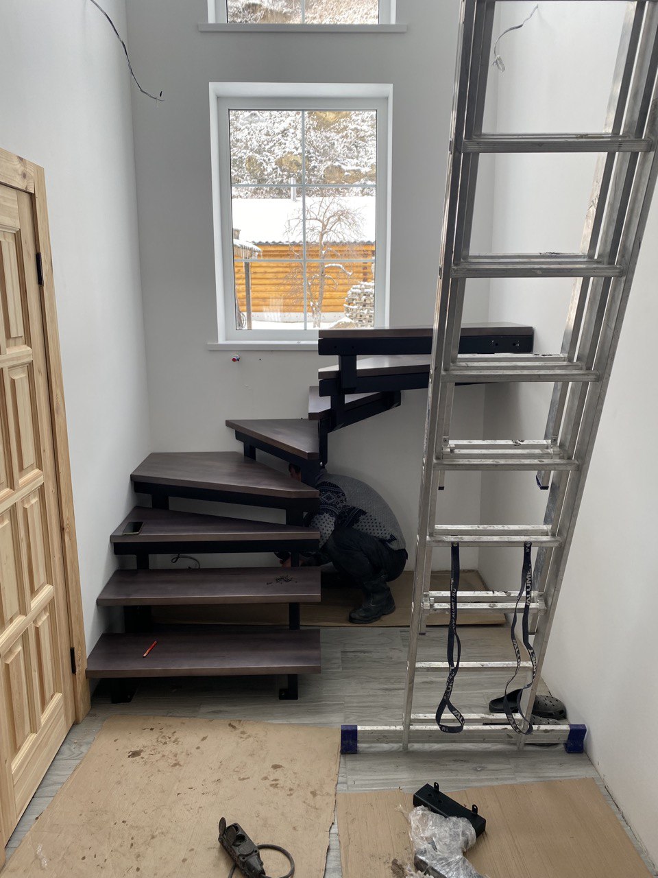 Установка металлической лестницы в дом