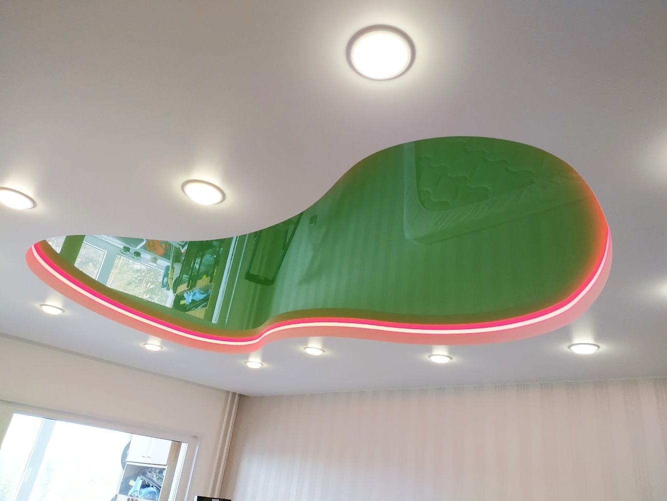 Производство и установка натяжных потолков