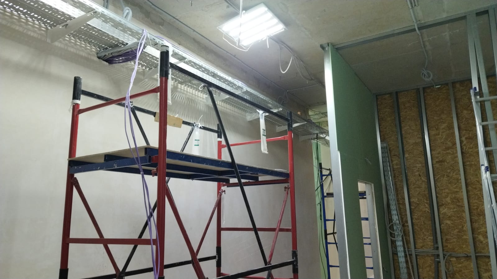 Прокладка электрических и слаботочных сетей